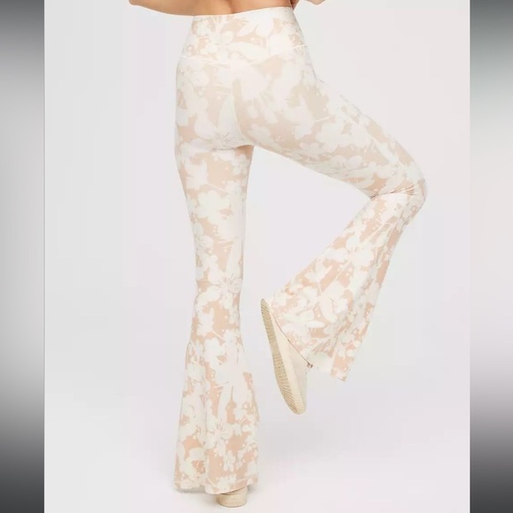 Aerie white and beige floral offline flare leggings - Picture 4 of 8